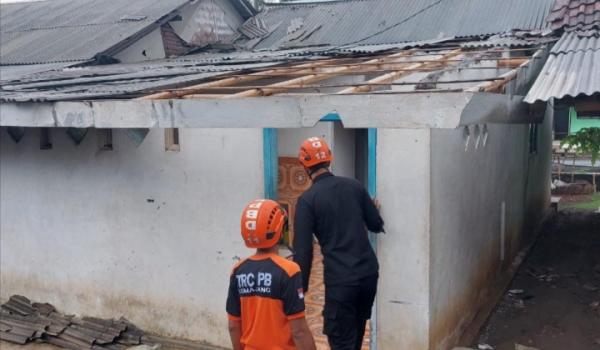 Diterjang Angin Kencang 16 Rumah di Desa Bodang Rusak