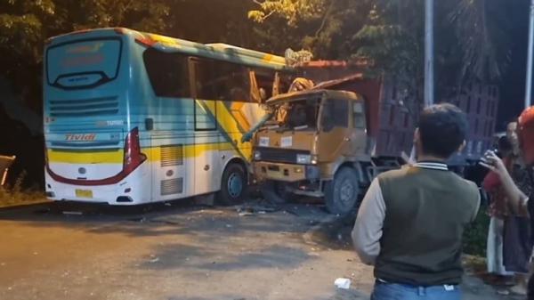 Tabrakan Bus Rombongan Peziarah Vs Truk di Jalur Pantura Gresik, 4 Meninggal dan 15 Luka-Luka