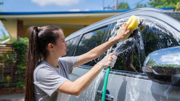 4 Poin Penting Harus Diperhatikan saat Cuci Mobil di Rumah 