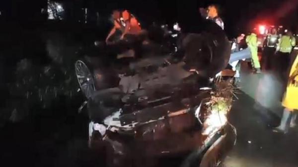 Kecelakaan di Tol Solo-Ngawi, Mobil Ketua PCNU Jember Tabrak Gadril Pembatas, 1 Orang Tewas