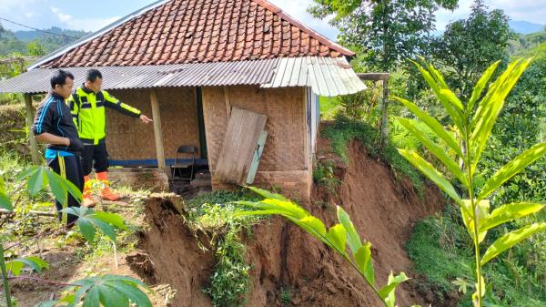 Diguyur Hujan Deras, Satu Unit Rumah di Banjarwangi Nyaris Roboh