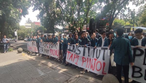 Demo di Gedung Rektorat, Mahasiswa ITB Protes Pembayaran UKT dengan Skema Pinjol