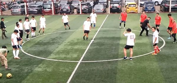 Bersama Alumni SMA Top Gun, Alam Ganjar Ikut Bermain Mini Soccer