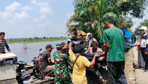 Sinergitas TNI dan Polri di Lokasi Banjir, Bantu Warga dan Sampaikan Pesan Kamtibmas Pemilu