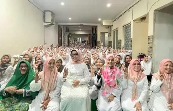 Atikoh Silaturahmi ke Kediaman Nyai Mundjidah di Jombang, Santri: “Cantik Banget Ibu”