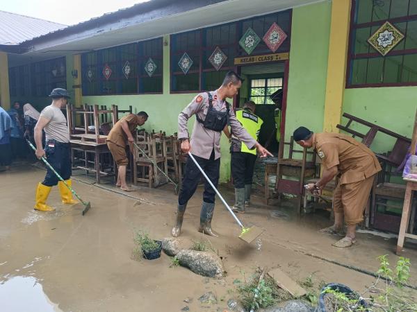 Polisi Bersihkan Sekolah Pasca Banjir Luapan Sungai di Kecamatan Padang Tiji Pidie