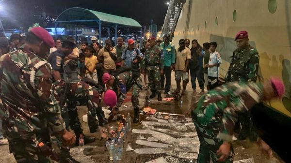 Personel Marinir Amankan Ratusan Liter Sopi dari Penumpang KM Labobar di Ambon