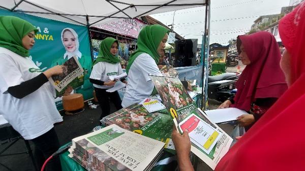 Pasukan Gadis Cantik Datangi Pasar Cikurubuk Tasikmalaya Sosialisasikan Caleg DPR RI Nurhayati