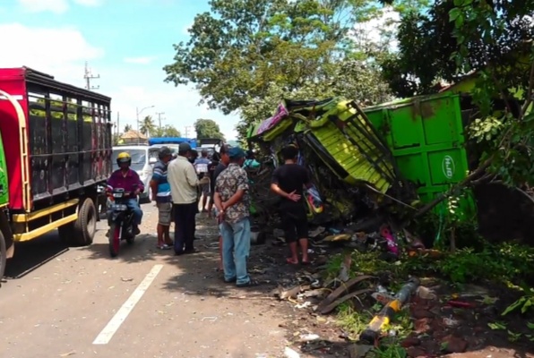 Rem Blong Truk Tronton di Lumajang Seruduk Warung dan 4 Kendaraan Lain, Sopir Truk Tewas