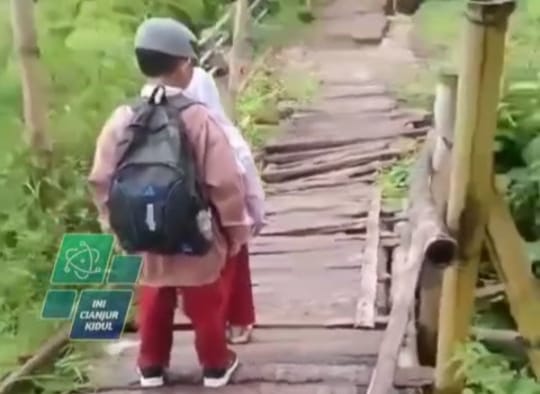 Sempat Viral! Anak SD di Cianjur Terpaksa Susuri Jembatan Lapuk