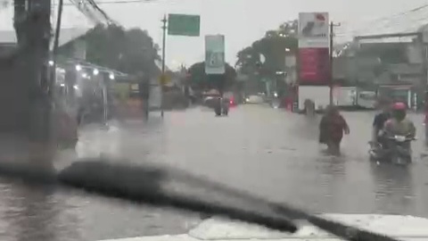 Banjir di Jalan AH Nasution Pom Bensin Mangkubumi Tasikmalaya, Motor Maksa Melintas Berakhir Mogok