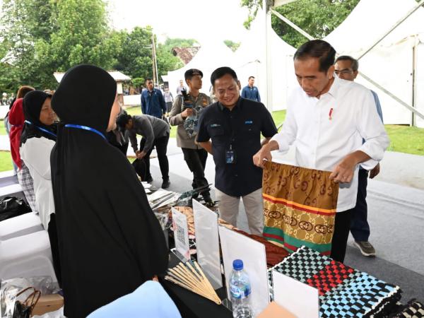 Presiden Joko Widodo Apresiasi Kinerja PNM Mekaar Saat Bertemu Nasabah