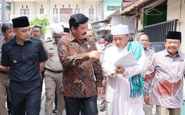 Menteri ATR BPN Serahkan Sertifikat Tanah Wakaf Pondok Pesantren Saksi Sejarah Perang 10 November