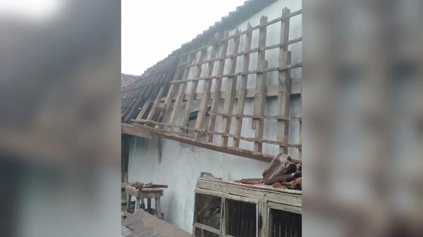 Atap Dapur Milik Mapahir Ambruk, Puluhan Rumah di Ciamis Terdampak Hujan Lebat dan Angin Kencang