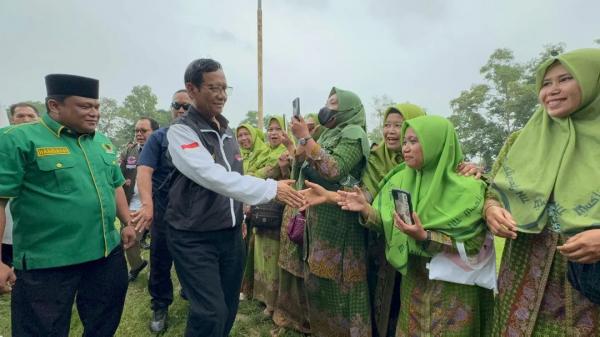 Mahfud MD Disambut Antusias Muslimat NU di Lampung Timur