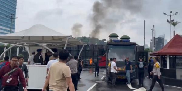 Unjuk Rasa APDESI di Jakarta Memanas: Spanduk Dibakar, Batu Dilempar ke Gedung DPR