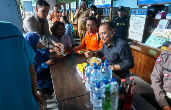 Resmikan Kantor Kecamatan Krembangan dan Sentra Wisata Kuliner, Wali Kota Nikmati Masakan Pedagang