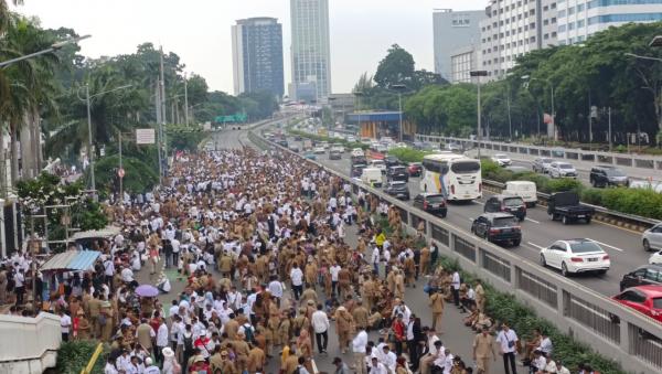 Ribuan Kades Beraksi Depan Gedung DPR RI Jakarta Minta Disahkan Revisi UU Desa