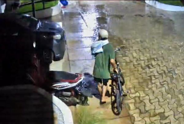 2 Pria Curi 2 Unit Sepeda Lipat di Purwakarta Terekam CCTV