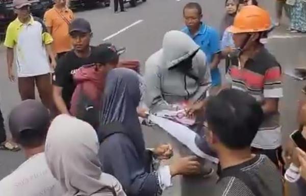 Arogan, Aparat Keamanan Diduga  Aniaya Warga yang Bentangkan Spanduk Saat Kunjungan Jokowi