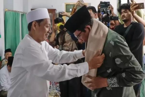 Diberi Sorban, Mahfud MD Sah Jadi Keluarga Besar Ponpes Babakan Ciwaringin Cirebon 