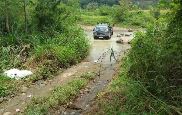 Tidak Ada Jembatan Penyeberangan Menjadi Mobil Angkut Hasil Bumi di Cianjur Terpaksa Lewati Sungai