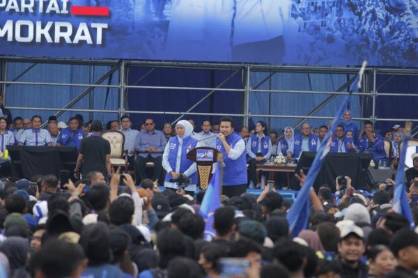 Gubernur Khofifah Ikut Ramaikan Kampanye Akbar Partai Demokat di Malang 