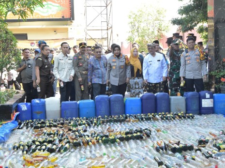 Cipta Kondisi Jelang Pemilu 2024 di Kabupaten Cirebon, Polisi Musnahkan Ribuan Botol Miras