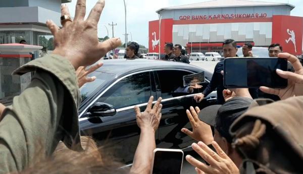 Rela Menunggu, Ratusan Warga Sukoharjo Berebut Kaos dari Presiden Jokowi