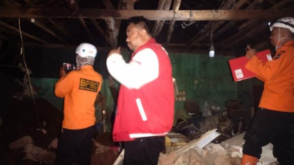 Rumah Warga di Limbangan Tertimpa Longsor, Anggota DPRD Garut Berikan Bantuan