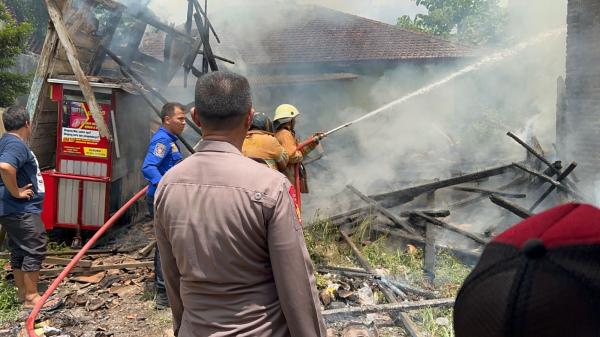Rumah Semi Permanen di Pagelaran Terbakar, Diduga Akibat Arus Pendek Listrik