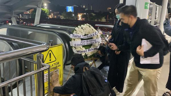 Pedas! Pengguna Kereta Tabur Bunga di Eskalator Stasiun Bekasi yang Mati Lebih dari 100 Hari