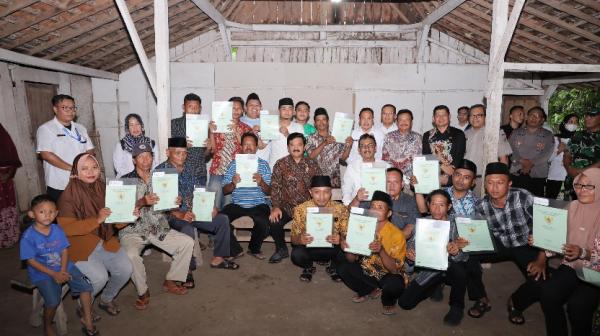 Menteri ATR/BPN Serahkan Sertifikat Redistribusi Tanah dari Pelepasan Kawasan Hutan di Madiun