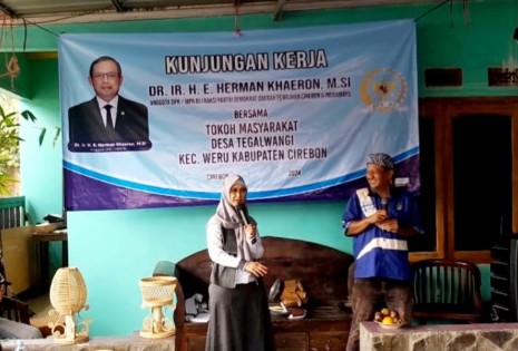 Caleg Demokrat Jabar XII Ratnawati Temui Masyarakat Trusmi Wetan Cirebon