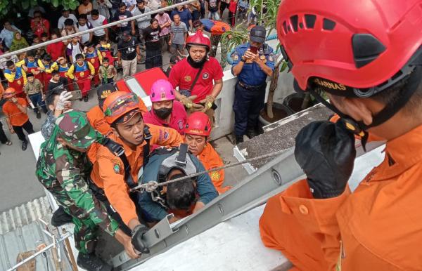 Dramatis, Tim SAR Evakuasi Warga Tersengat Listrik saat Perbaiki Talang di Rumah 2 Lantai