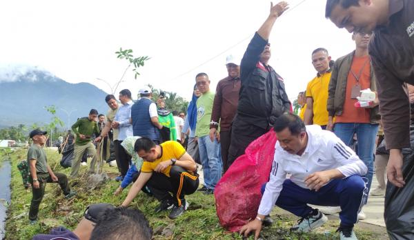 Gunungan Sampah di Jalan Ibrahim Adjie Garut Dibersihkan