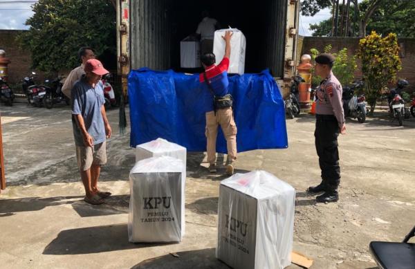 Distribusi Logistik di Musim Hujan, KPU Sukoharjo Antisipasi Cegah Kerusakan