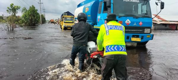 Polsek Ukui Bantu Warga yang Kendaraannya Mogok Akibat Terobos Banjir dan Sampaikan Kamtibmas Pemilu
