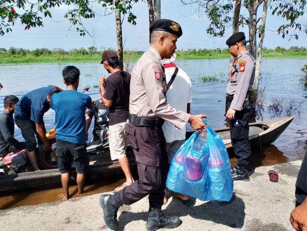 Cooling System, Polisi Bantu Warga di Lokasi Banjir Pelalawan