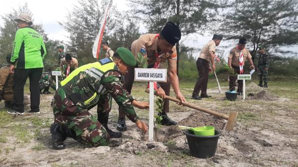 Komit Lestarikan Lingkungan, TNI dan Pramuka Saka Wira Kartika Tanam 1000 Bibit Jambu di Tepi Pantai