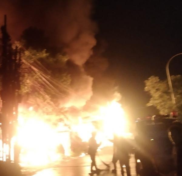 Korsleting Listrik Lapak Barang Bekas di Cikarang, 30 Rumah Hangus Terbakar