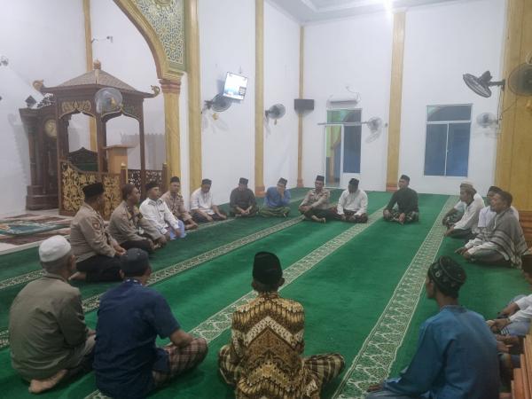 Usai Tunaikan Ibadah Salat, Personel Polsek Sungai Sembilan Berbaur Dengan Jemaah Masjid