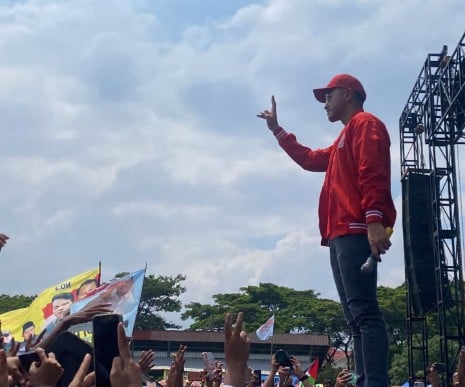 Kaesang Bakar Semangat Ribuan Relawan Kopi Pagi di Stadion Ranggajati Menangkan Prabowo-Gibran