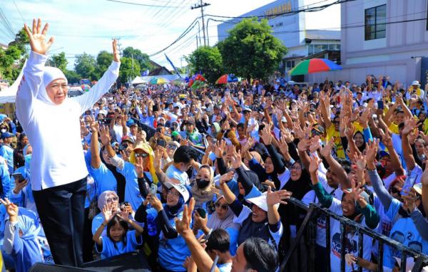 Guyub Rukun, Ribuan Masyarakat Banyuwangi Jalan Sehat Bareng Gubernur Khofifah