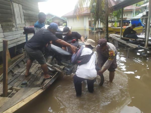 Posko di Langgam Didirkan,  Polisi Bantu Warga Korban Banjir dan Sampaikan Pemilu Damai
