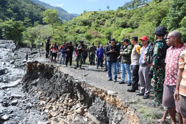 Kapolres Puncak Jaya dan PJ. Bupati Tinjau Dampak Banjir Bandang