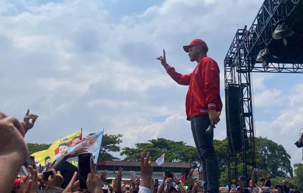 Sambut Kaesang, Puluhan Ribu Relawan Prabowo-Gibran Getarkan Stadion Ranggajati Cirebon