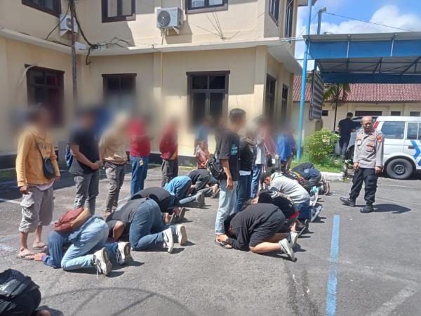 Puluhan Anggota Geng Motor di Banjar Nangis dan Cium Kaki Orang Tuanya saat Diamankan Polisi