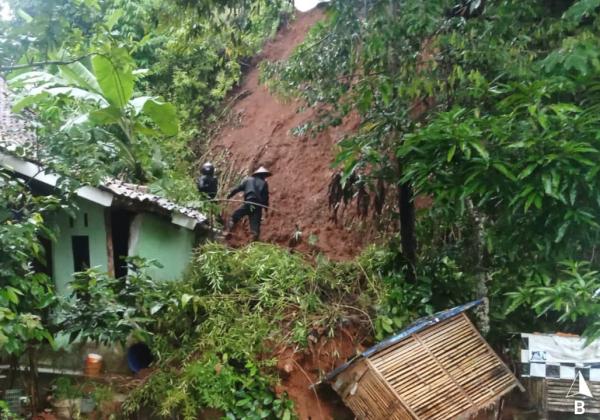 Bagian Belakang Rumah Mak Dedeh Porak Poranda Diterjang Longsor, Rumah Mang Ibrahim Terancam Ambruk