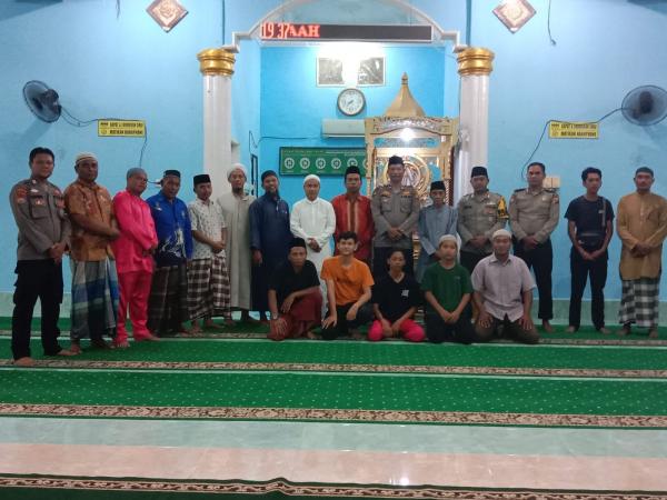 Sampaikan Imbauan Jelang Pemilu 2024, Personel Polsek Medang Kampai Berbaur Dengan Jemaah Masjid